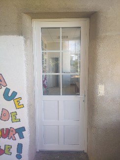 Pose d'une porte d'entrée en PVC blanc