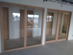 Pose de portes intérieures coulissantes sur mur en hêtre