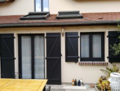Pose de fenêtre en PVC et de volets battants en aluminium noir sablé.