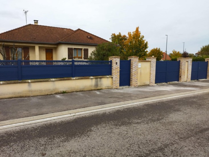 Pose de 2 portails, d'un portillon et d'une clôture en aluminium bleu 5003