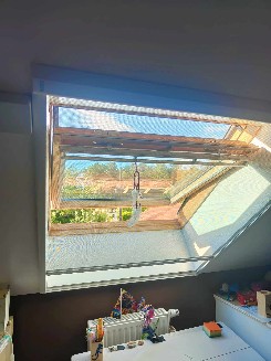 Pose de moustiquaires enroulables pour velux
