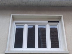 Pose de fenêtres en PVC avec volets roulants monoblocs solaires.