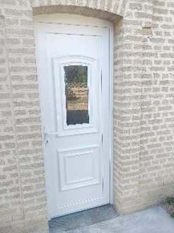 Pose d'une porte d'entrée en PVC