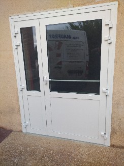 Pose d'une porte 2 vantaux en aluminium