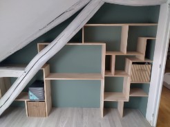 Fabrication et pose d'une bibliothèque en frêne