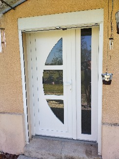 Pose d'une porte d'entrée en PVC avec semi fixe