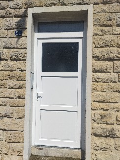 Pose d'une porte d'entrée en PVC avec imposte fixe vitré.