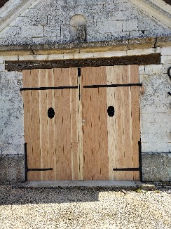 Fabrication et pose d'une porte de garage en douglas