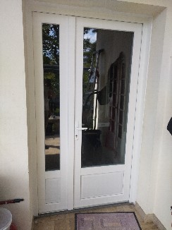 Pose d'une porte d'entrée 2 vantaux en PVC blanc
