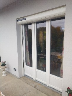 Pose de menuiseries en PVC blanc avec volets roulants solaires