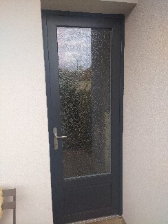 Pose d'une porte d'entrée en PVC gris avec vitrage delta