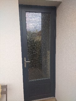 Pose d'une porte d'entrée en PVC gris avec vitrage delta