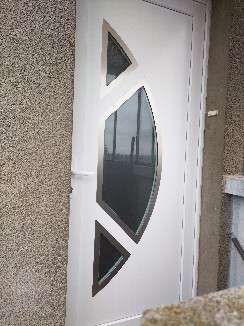 Pose d'une porte d'entrée en PVC blanc