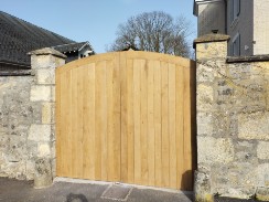 Fabrication et pose d'un portail en chêne massif à l'identique