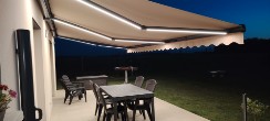 Pose d'un store banne en aluminium laqué gris avec éclairage à LED intégré