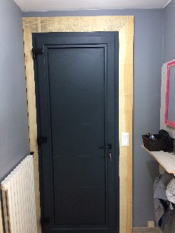 Pose d'une porte d'entrée en aluminium grise anthracite