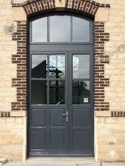 Pose d'une porte sur mesure en bois