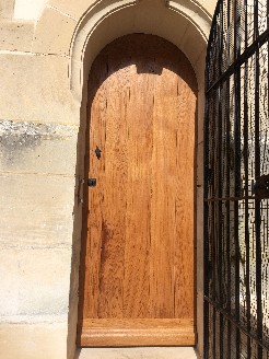 Fabrication et pose d'une porte d'église en chêne