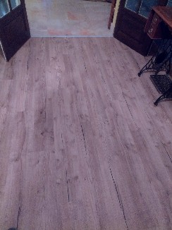 Pose d'un revêtement de sol en vinyle clipsé.