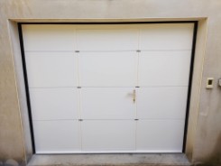 Pose d'une porte de garage sectionnelle en acier avec portillon intégré