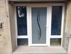 Pose d'une porte d'entrée en PVC avec 2 vitrages latéraux