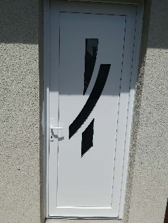Pose d'une porte d'entrée en PVC blanc.