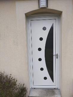 Pose d'une porte d'entrée en aluminium blanc