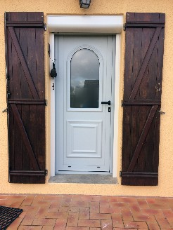 Pose d'une porte d'entrée en Aluminium gris avec volet roulant électrique en rénovation           